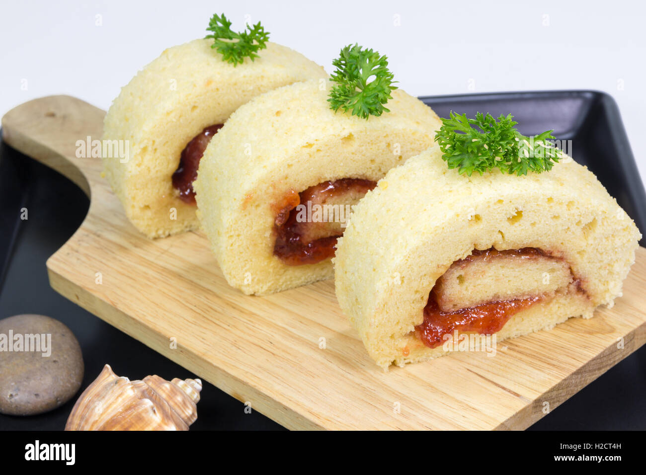 süße Kuchen Brötchen mit Erdbeermarmelade Stockfoto