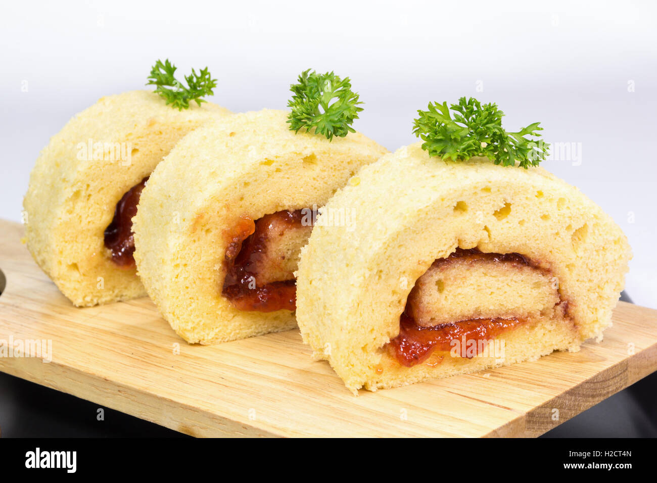 süße Kuchen Brötchen mit Erdbeermarmelade Stockfoto