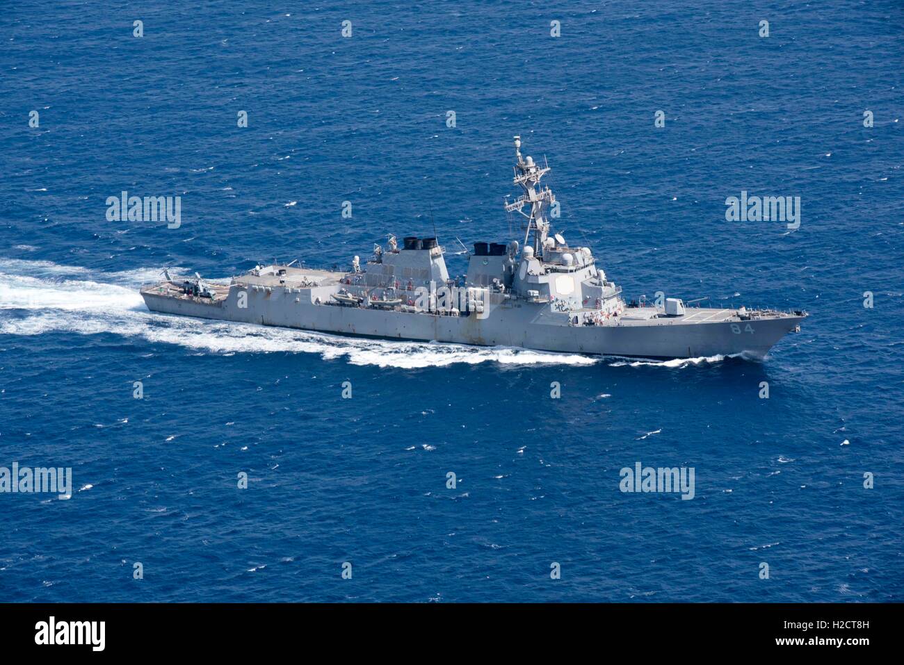 Die USN Arleigh Burke-Klasse geführt-Zerstörer USS Bulkeley Transite des Atlantischen Ozeans unter Bereitstellung 2. Juli 2016. Stockfoto
