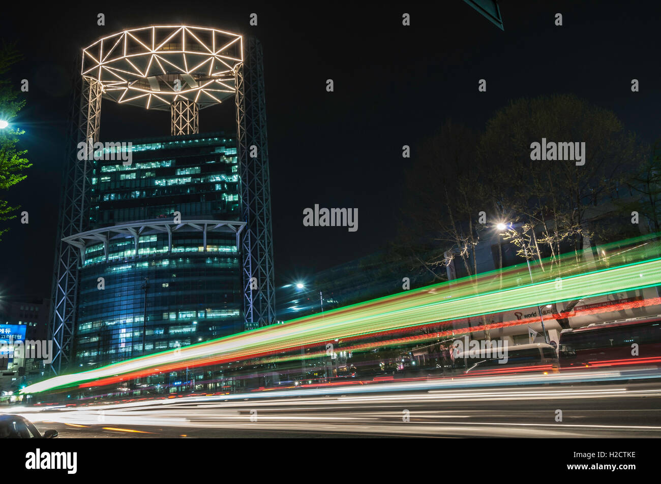 Bewegung Blau des Datenverkehrs Jongno Tower bei Nacht, Jongno, Seoul, Südkorea Stockfoto