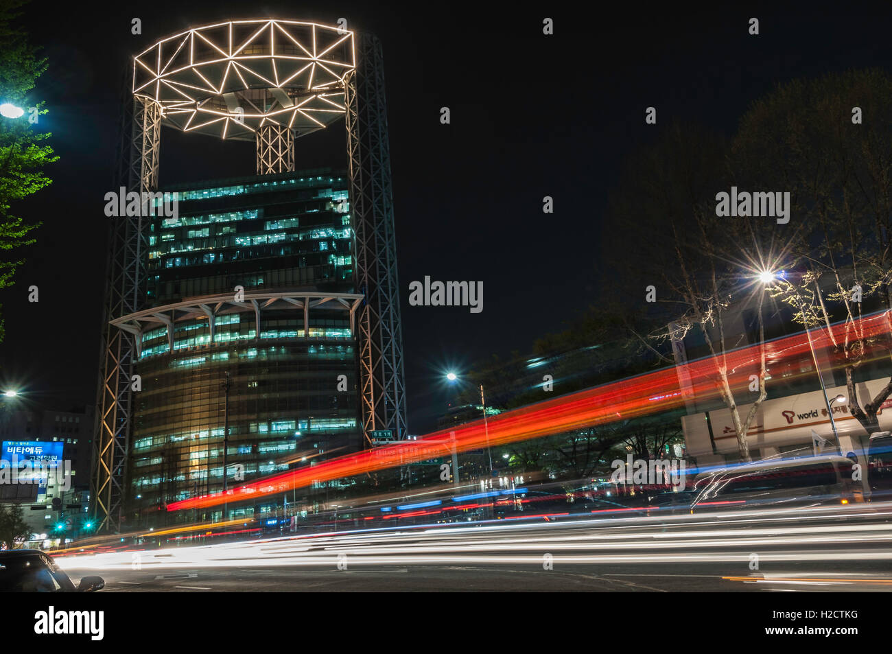 Bewegung Blau des Datenverkehrs Jongno Tower bei Nacht, Jongno, Seoul, Südkorea Stockfoto