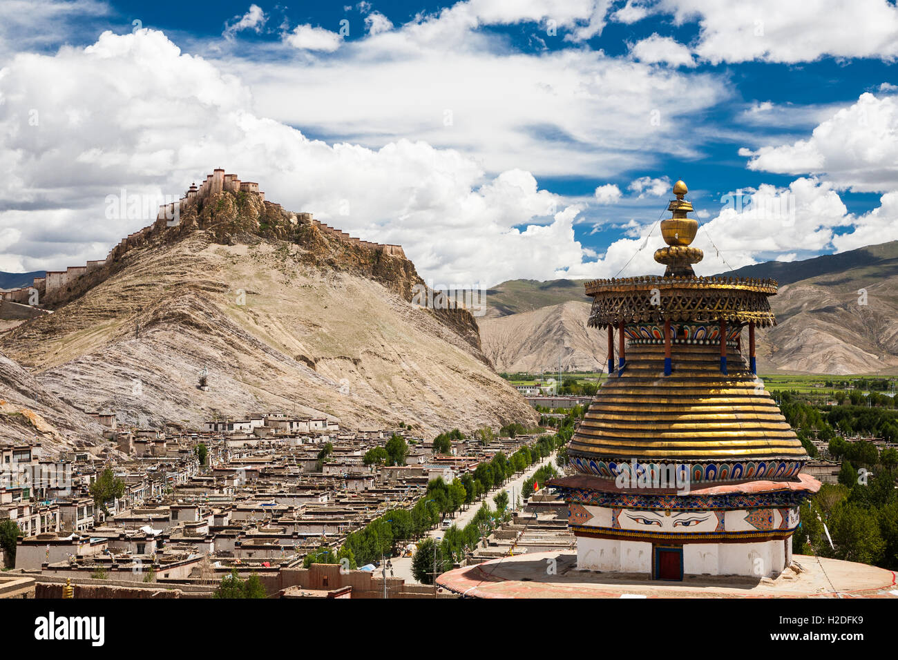 Gyantse Kloster in Tibet, China mit einem großen Stupa im Vordergrund Stockfoto
