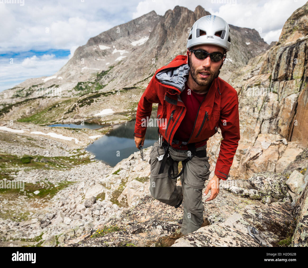 Ein junger Mann, Klettern in den Bergen Wind River, Wyoming und Umgebung: Stockfoto