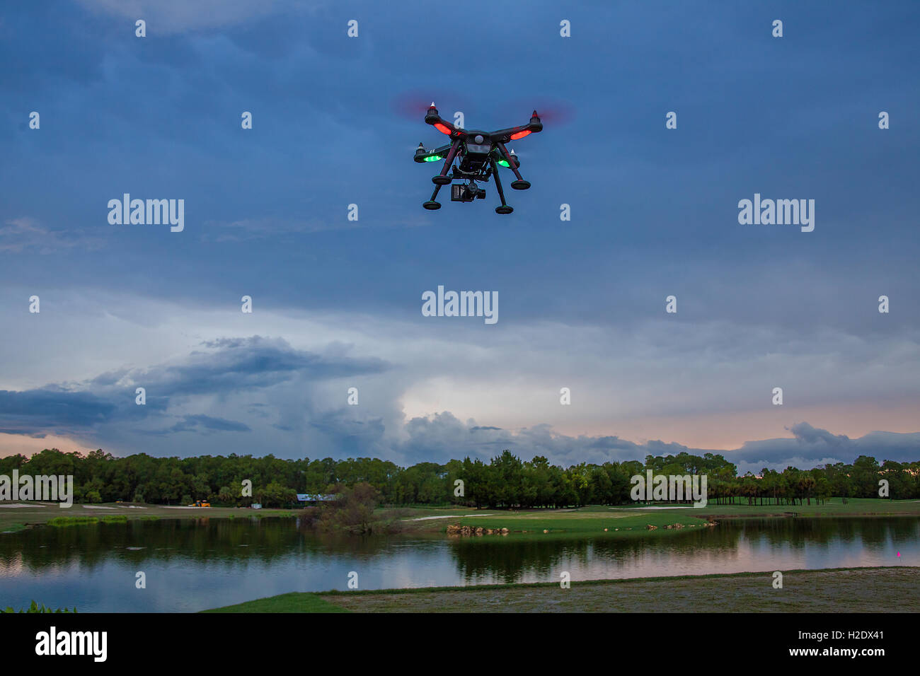 Drohne fliegt n. Dämmerung über See bei Sonnenuntergang Stockfoto