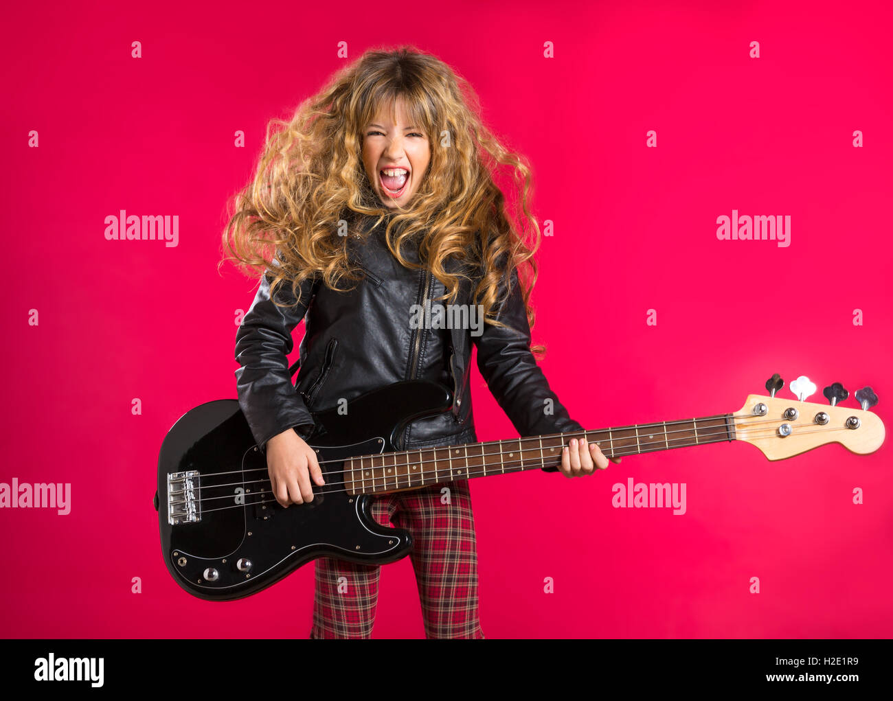 Blonden Rock And Roll Girl mit Bass-Gitarre auf rot Stockfoto
