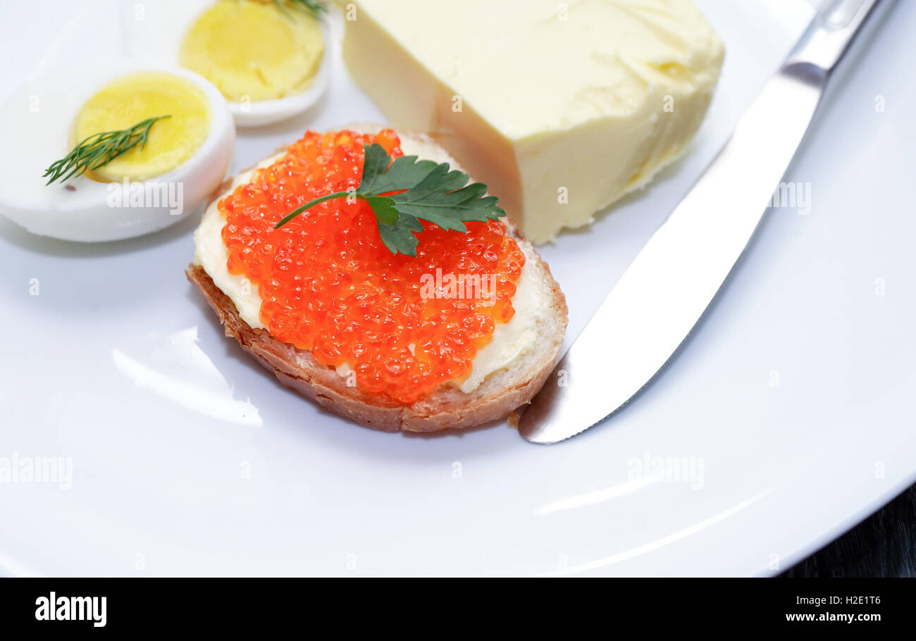 Frühstück mit rotem Kaviar Stockfoto
