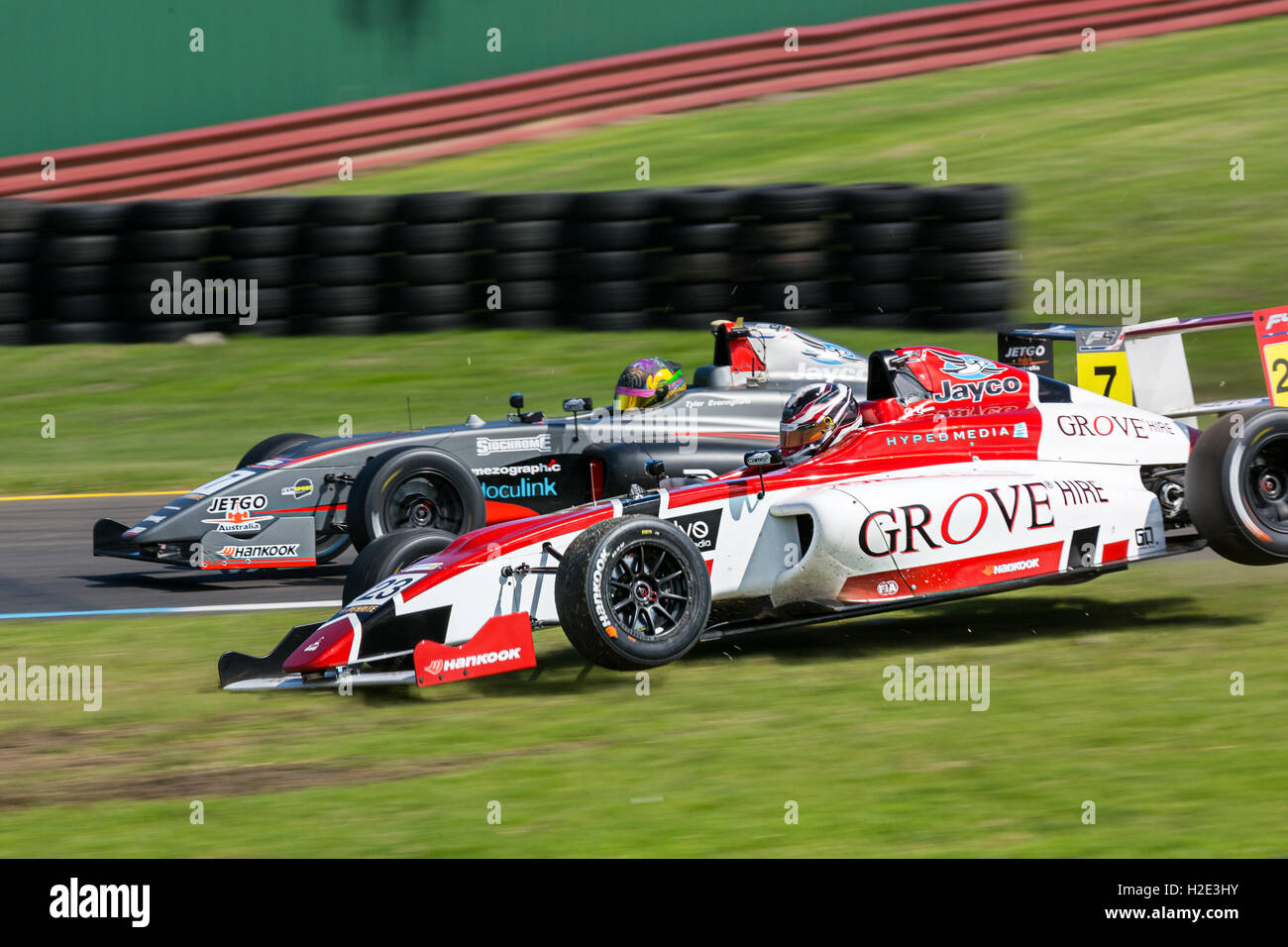 MELBOURNE/Australien - 17. September 2016: Tyler Everington (7) und Brenton Grove (23) Touch im Zeittraining für Ther Formel 4 Stockfoto