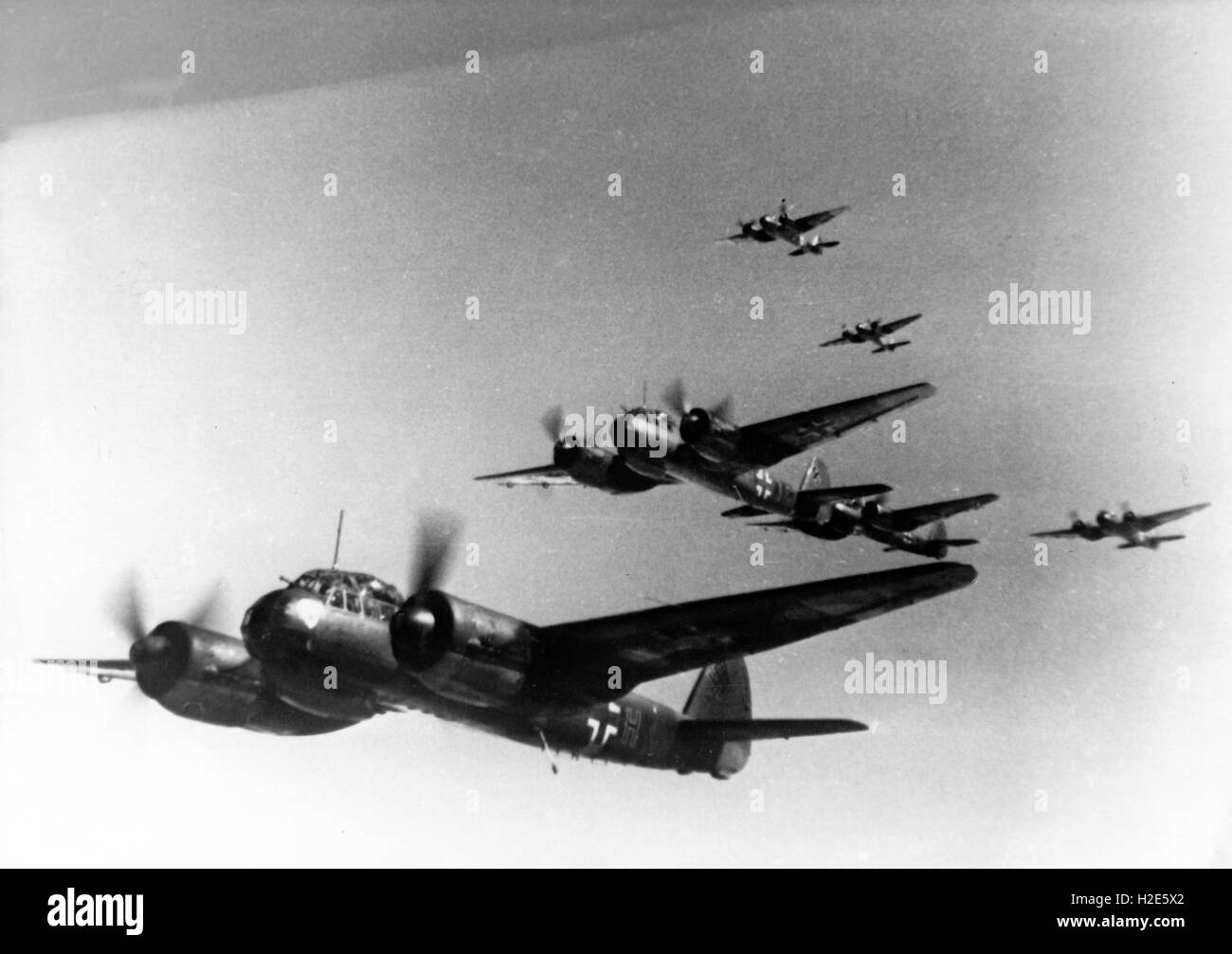 Das Bild der Nazi-Propaganda zeigt Kampfjäger vom Typ Junker Ju 88, die über Norwegen fliegen. Das Foto wurde im August 1943 veröffentlicht. Fotoarchiv für Zeitgeschichte - KEIN KABELDIENST - | weltweite Nutzung Stockfoto