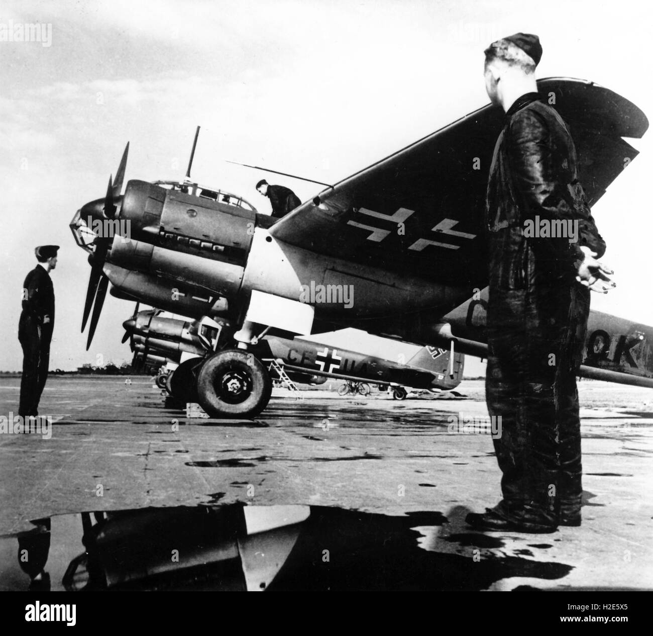 Das Bild der Nazi-Propaganda zeigt Flugzeuge vom Typ Junker Ju 99 auf einem Flugplatz. Das Foto wurde im Oktober 1940 veröffentlicht. Fotoarchiv für Zeitgeschichte - KEIN KABELDIENST - | weltweite Nutzung Stockfoto