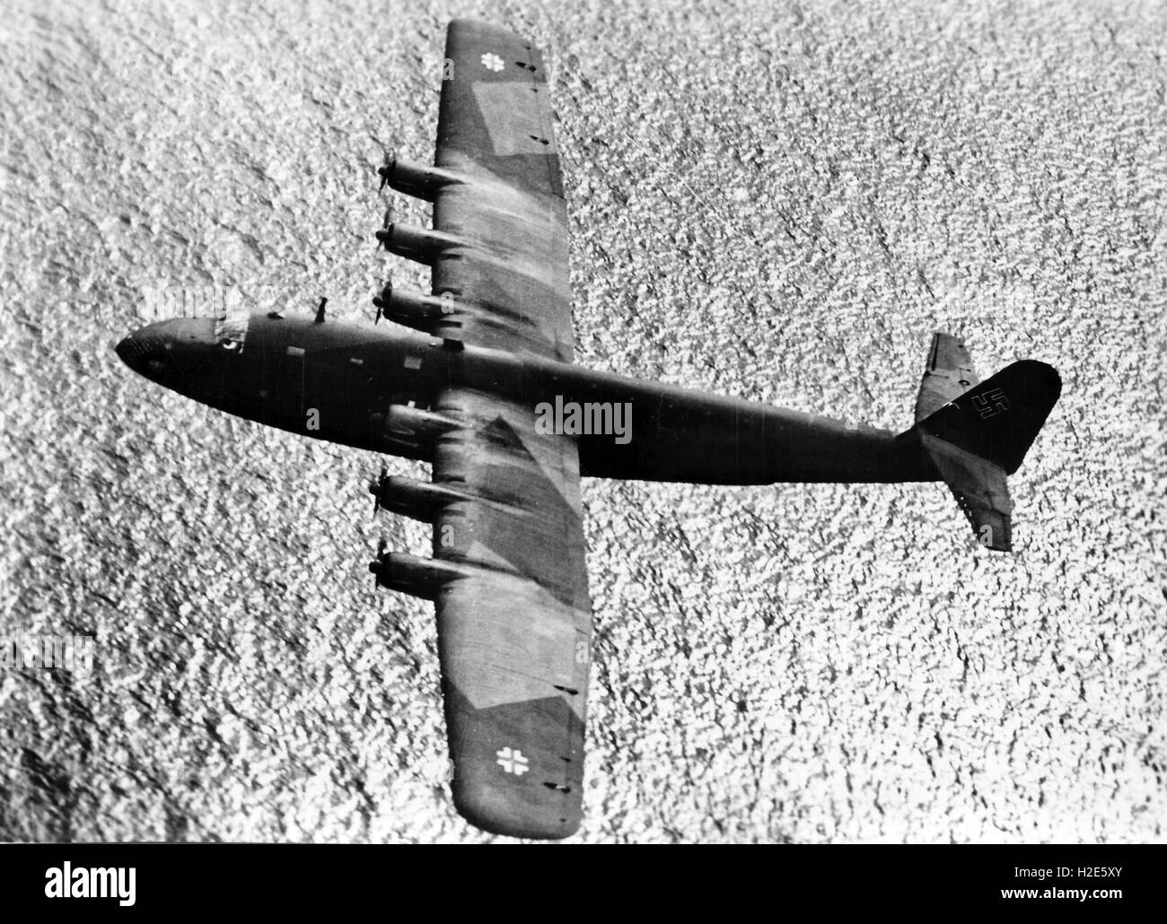 Das Bild der Nazi-Propaganda zeigt ein Flugzeug des Typs Blohm & Voss BV 222 der deutschen Wehrmacht, das über Wasser fliegt. Das Foto wurde im Mai 1944 veröffentlicht. Fotoarchiv für Zeitgeschichte - KEIN KABELDIENST - | weltweite Nutzung Stockfoto