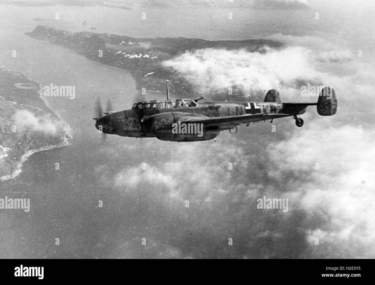Das Bild der Nazi-Propaganda zeigt ein Flugzeug vom Typ Messerschmitt Bf 110 der deutschen Wehrmacht während eines Fluges über die Küste des besetzten Norwegens. Das Foto wurde im November 1942 veröffentlicht. Fotoarchiv für Zeitgeschichte - KEIN KABELDIENST - | weltweite Nutzung Stockfoto