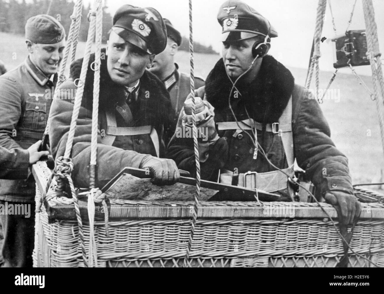 Das Bild der Nazi-Propaganda zeigt Luftbeobachter in einem Korb eines gefangenen Ballons der deutschen Wehrmacht an der Westfront. Das Foto wurde im September 1940 veröffentlicht. Fotoarchiv für Zeitgeschichte - KEIN KABELDIENST - | weltweite Nutzung Stockfoto
