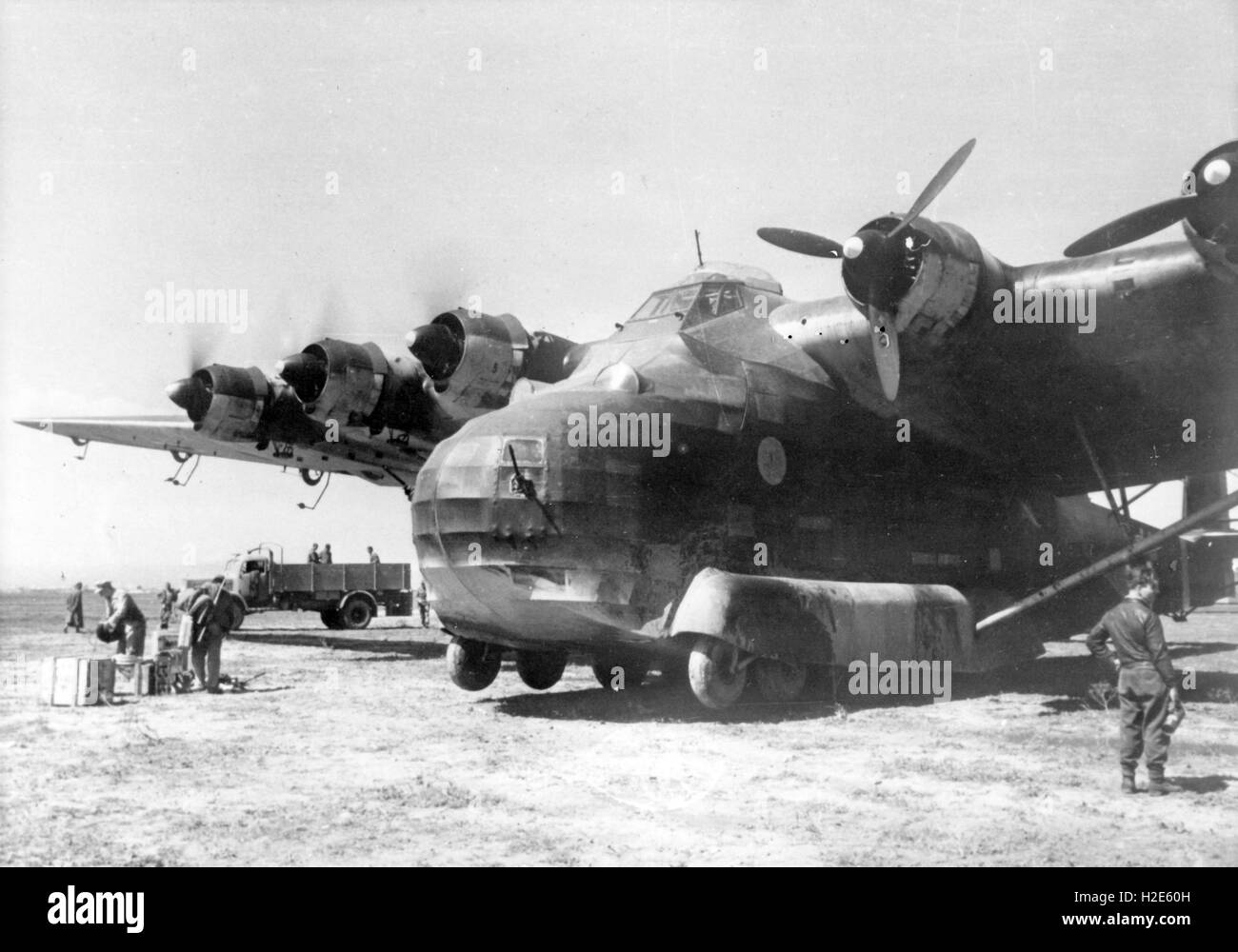 Das Bild der Nazi-Propaganda zeigt ein Transportflugzeug vom Typ Messerschmitt ME 323 der deutschen Wehrmacht. Das Foto wurde im November 1943 veröffentlicht. Fotoarchiv für Zeitgeschichte - KEIN KABELDIENST - | weltweite Nutzung Stockfoto