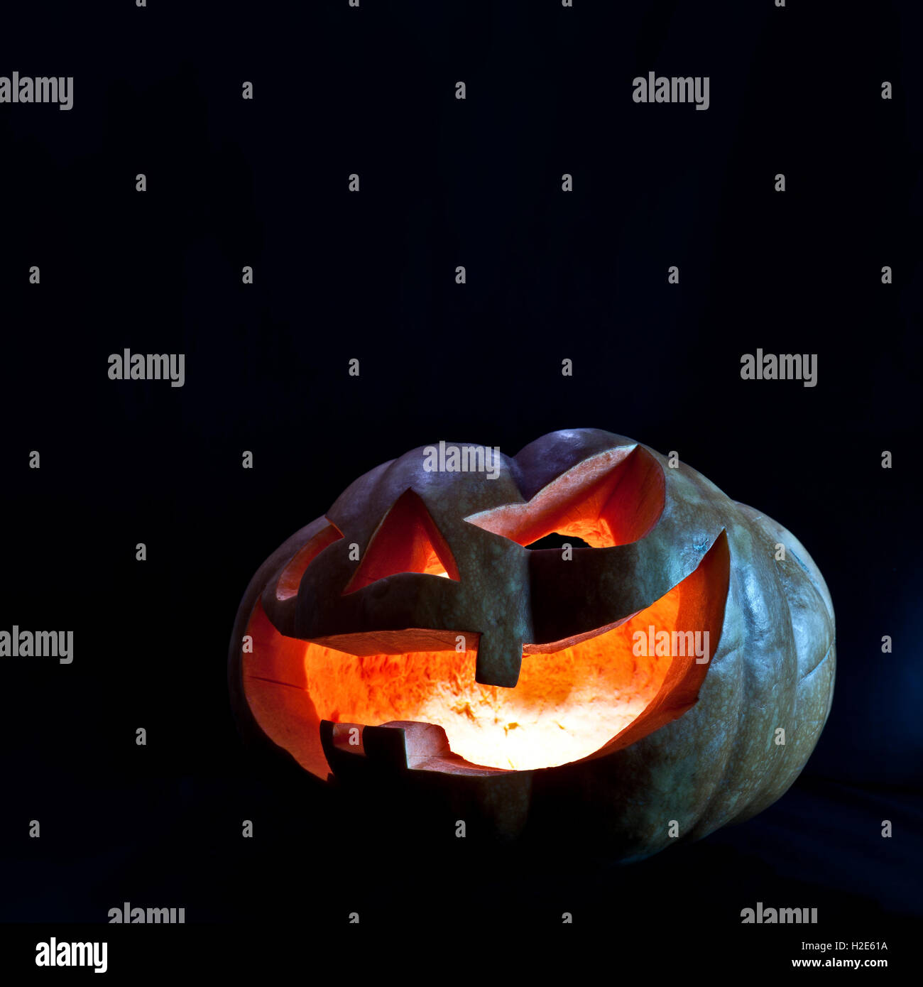 Halloween-Kürbis und dunklem Hintergrund Stockfoto