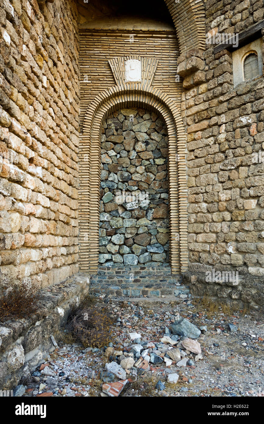 Schloss Torbogen Tür blockiert durch Steinmauer, verhindert es. Spanien Stockfoto