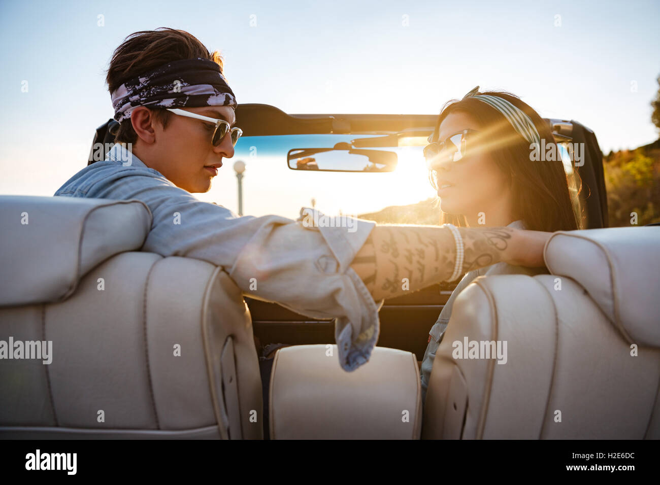 Porträt der schönen junges Paar sitzt im Cabrio im Sommer Stockfoto