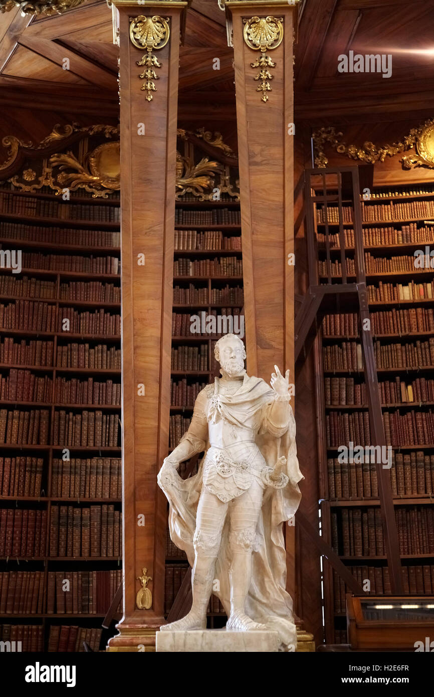 Wien, Österreich - 14. August 2016: Skulptur in der Prunksaal (Prunksaal), das Herz der Österreichischen Nationalbibliothek. Stockfoto