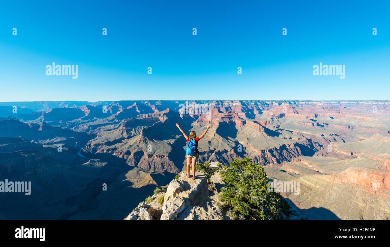 Touristen, Wanderer auf der Suche in Grand Canyon South Rim, Grand Canyon National Park, Arizona, USA Stockfoto