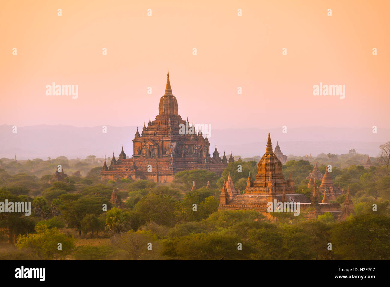 Antiken Tempeln, Pagoden, im Abendlicht, Dunst, Bagan, Myanmar Stockfoto