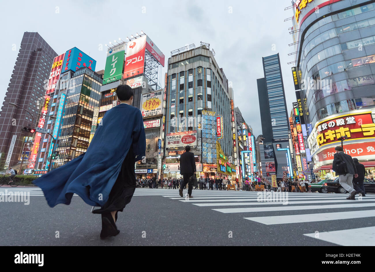 Kabukicho, überqueren bei Einbruch der Dunkelheit, Shinjuku, Tokio, Japan Stockfoto