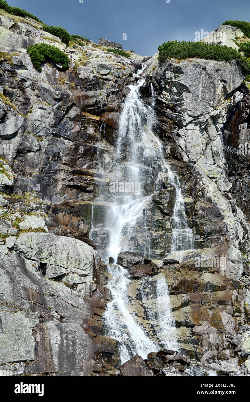 Die Skok Wasserfall in den Bergen der hohen Tatra in der Slowakei. Stockfoto
