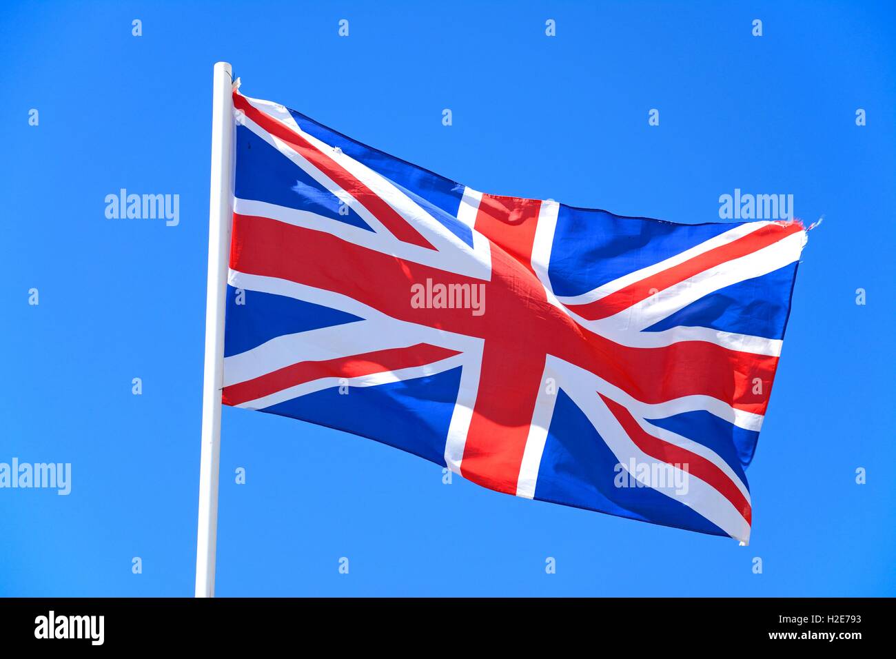 Union Jack-Flagge vor einem blauen Himmel, UK. Stockfoto