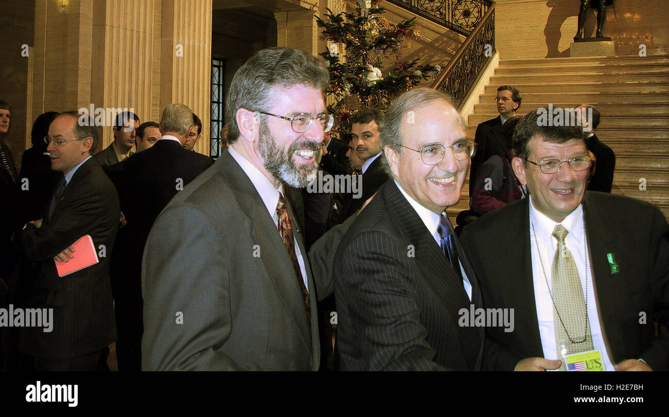 Datei Jahr 2000 - aufgenommen in STORMONT - Sinn Féin Gerry Adams (L) ehemalige Sentor George Mitchell (C) und dann Vizepräsident Pat Doherty sammeln für den damaligen US-Präsidenten Bill Clinton am Parlamentsgebäude Stormont. Der US-Präsident Bill Clinton (zurück zur Kamera) spricht DUP Mitglieder auf anderen Seite des großen Saals. Stockfoto