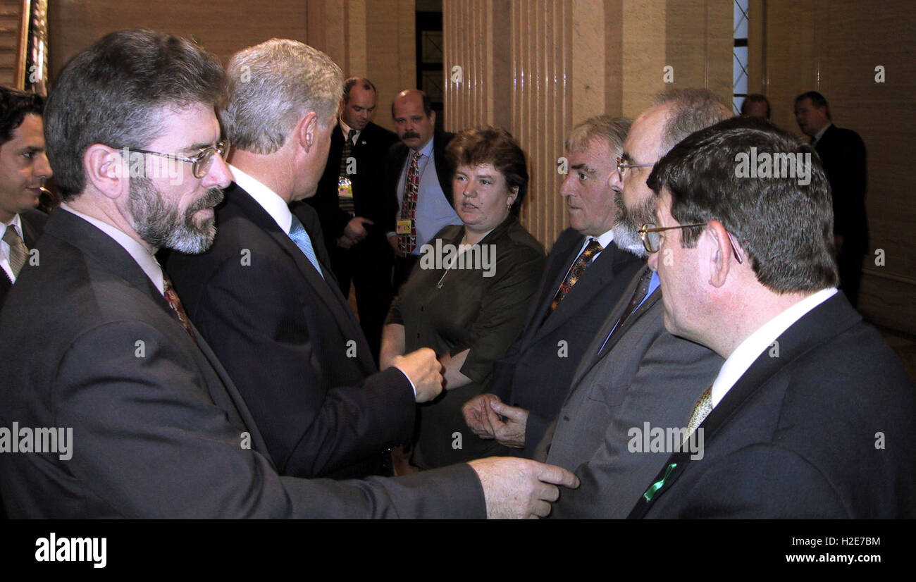 Datei-Jahr 2000 - aufgenommen in STORMONT - Sinn Féin Gerry Adams (L) schließt sich der damalige US-Präsident Bill Clinton, Sinn Féin Pat Doherty und Sinn Féin Martin McGuinness im Parlamentsgebäude Stormont, Belfast, Nordirland. die verstorbenen PUP-Führer David Ervine ersichtlich Blick auf Bill Clinton. Stockfoto