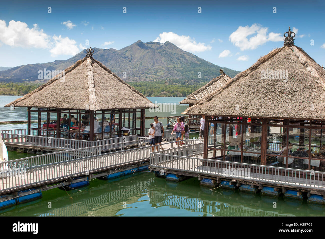 Indonesien, Bali, Kedisan, schwimmende Hotel am Gunung Batur innere Kratersee, Kunden in Ponton Speisesälen Stockfoto