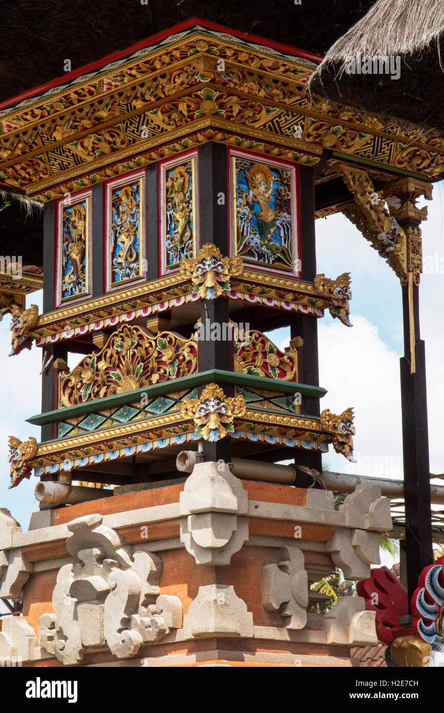 Indonesien, Bali, Payangan, Buahan, bunt bemalt geschnitzte hölzerne Schrein im persönlichen Tempel Stockfoto