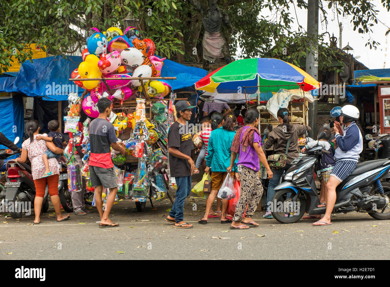 Indonesien, Bali, Payangan, Pasar, Day-Markt, Straßenständen in Annäherung an Kuningan festival Stockfoto