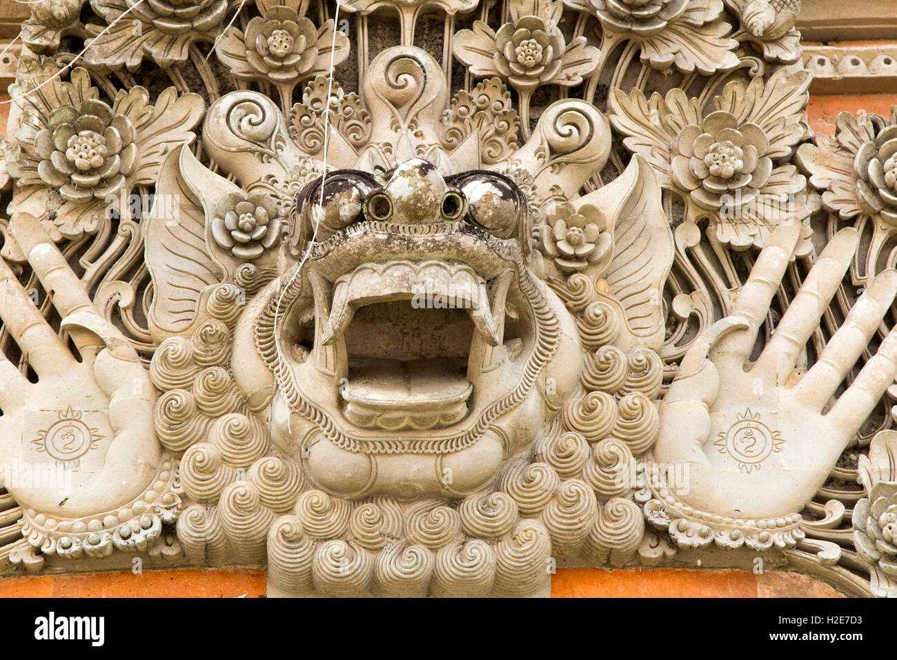 Indonesien, Bali, Payangan, breiten Mund Hindu-Gottheit mit Palmen ausgestreckt im örtlichen Tempel Stockfoto