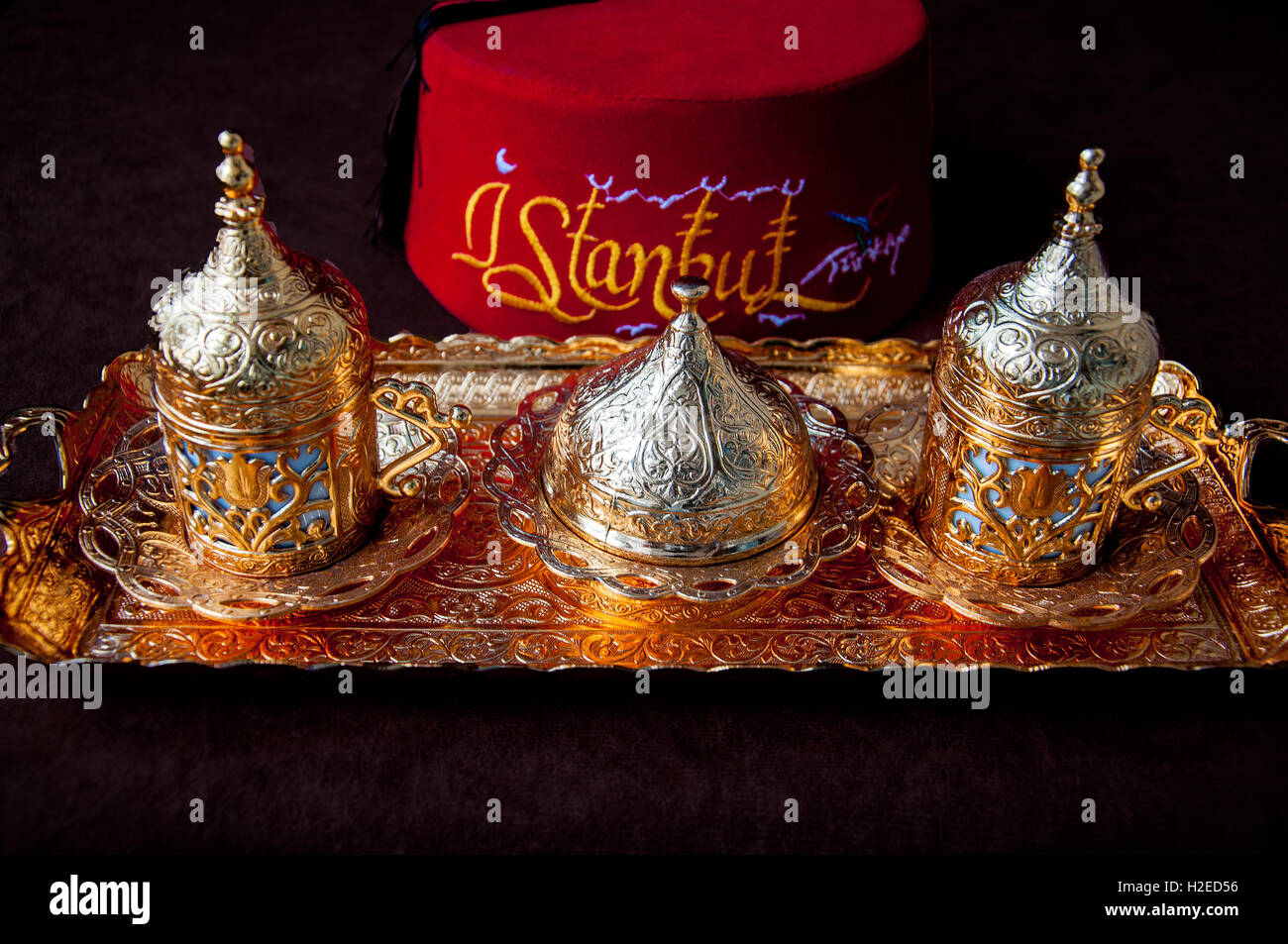 Türkischer Kaffee set mit türkischen Linie vor dem Hintergrund Stockfoto