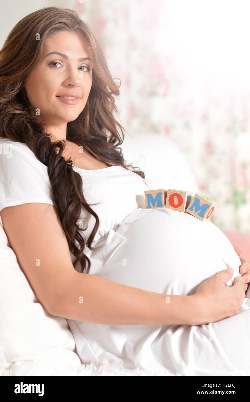 Glücklich lächelnd schwangere Frau Stockfoto