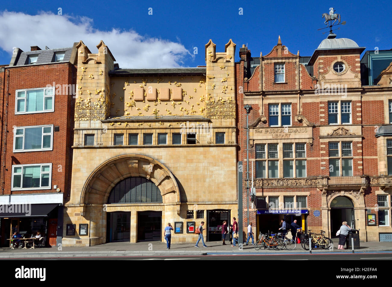 London, England, Vereinigtes Königreich. Whitechapel Gallery (ehemals Passmore Edwards Library) Mile End unterwegs. Stockfoto