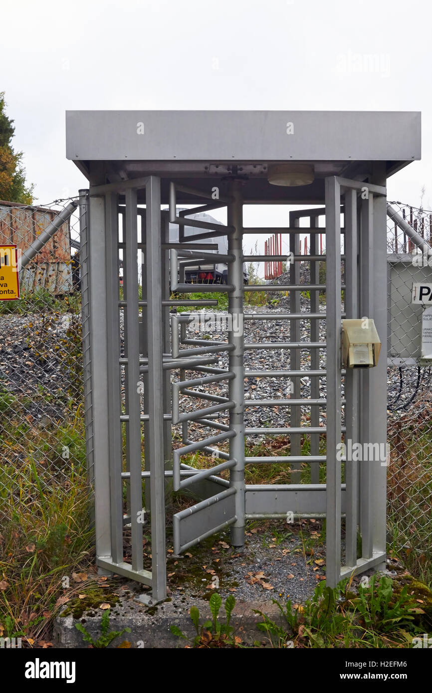 drehende Metall Tor am Outdoor-Eingang Stockfoto