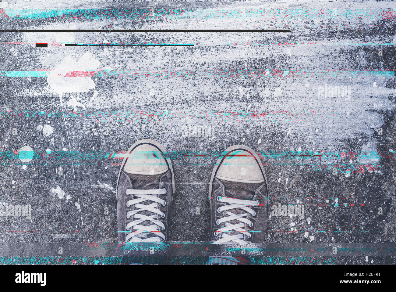 Sneaker auf Asphalt mit digitalen Glitch Wirkung, jungen Erwachsenen Mann auf Betonboden Stockfoto