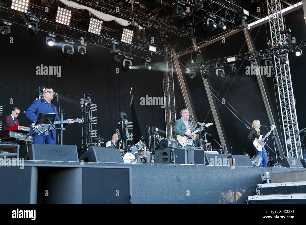 Mitglieder der Band Squeeze, auf der Hauptbühne beim OnBlackheath Music Festival 2016 Stockfoto