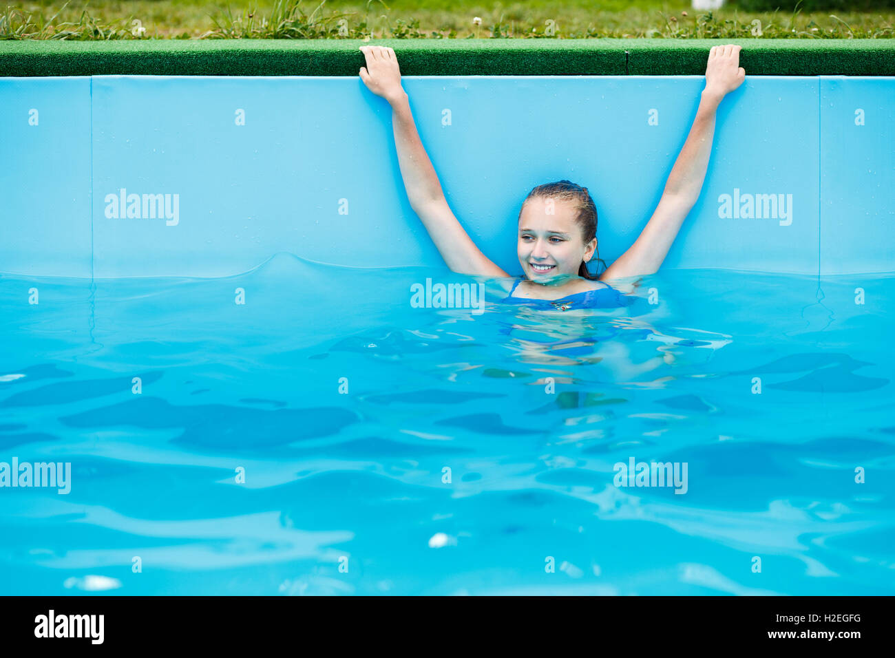 Junge Teenager M dchen Entspannen Im Schwimmbad Bild Mit Textfreiraum junge-teenager-m-dchen-entspannen-im-schwimmbad-bild-mit-textfreiraum