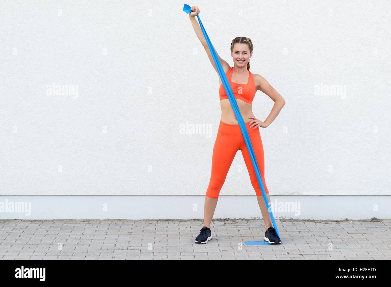 Junge sportliche Frau Kern Kräftigungsübungen mit Latex Bänder in ein Gesundheits- und Lifestyle-Konzept zu tun Stockfoto