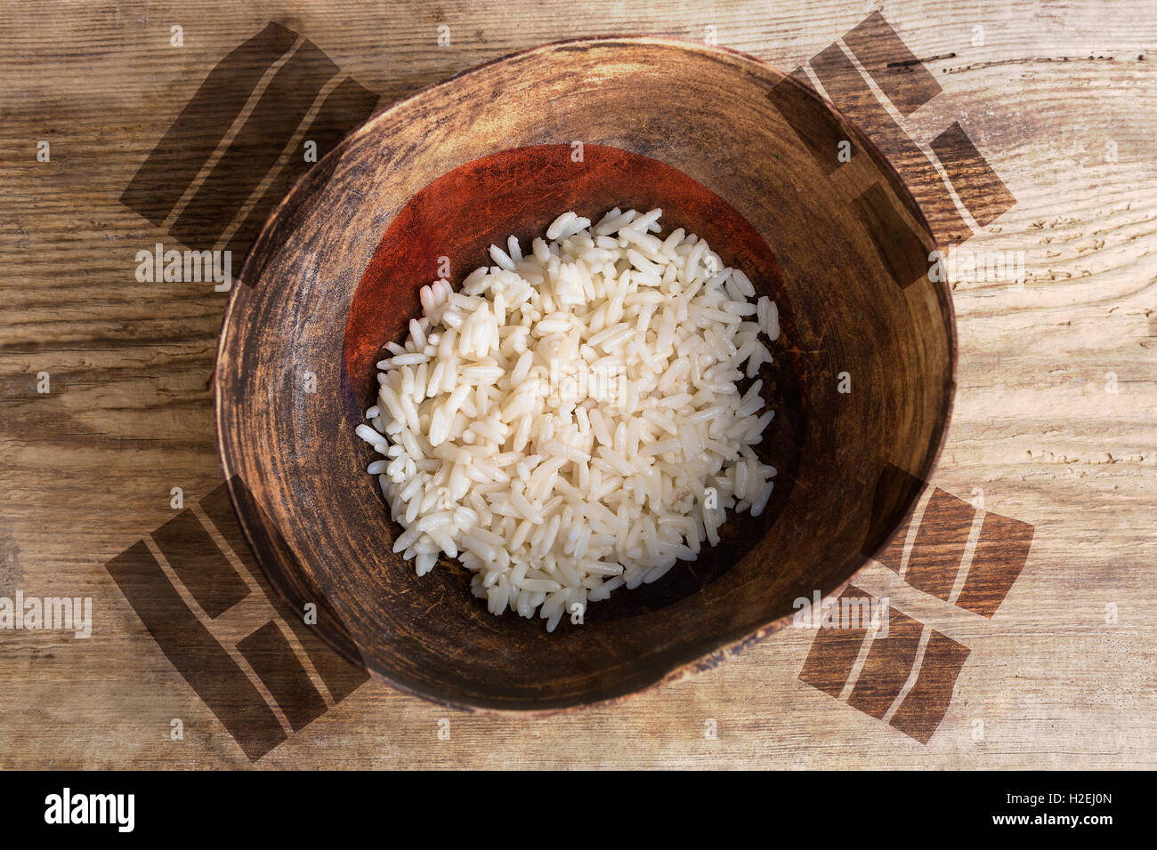 Armut-Konzept, Schüssel Reis mit Südkorea Flagge auf hölzernen Hintergrund Stockfoto