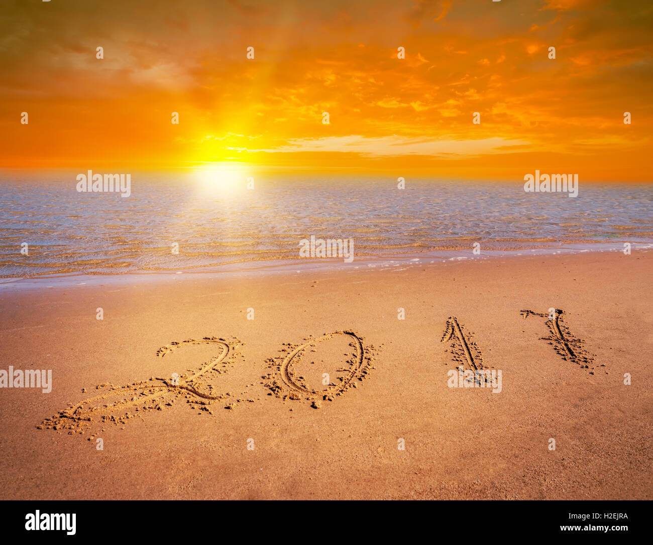 Neujahr 2017 Ziffern auf Ozean Strandsand Stockfoto