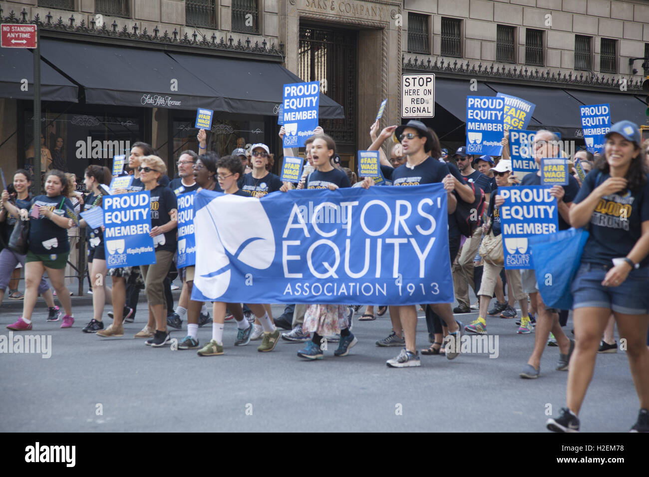 Actors Equity Association Mitglieder marschieren in den Labor Day Parade auf der 5th Avenue in New York City. Stockfoto