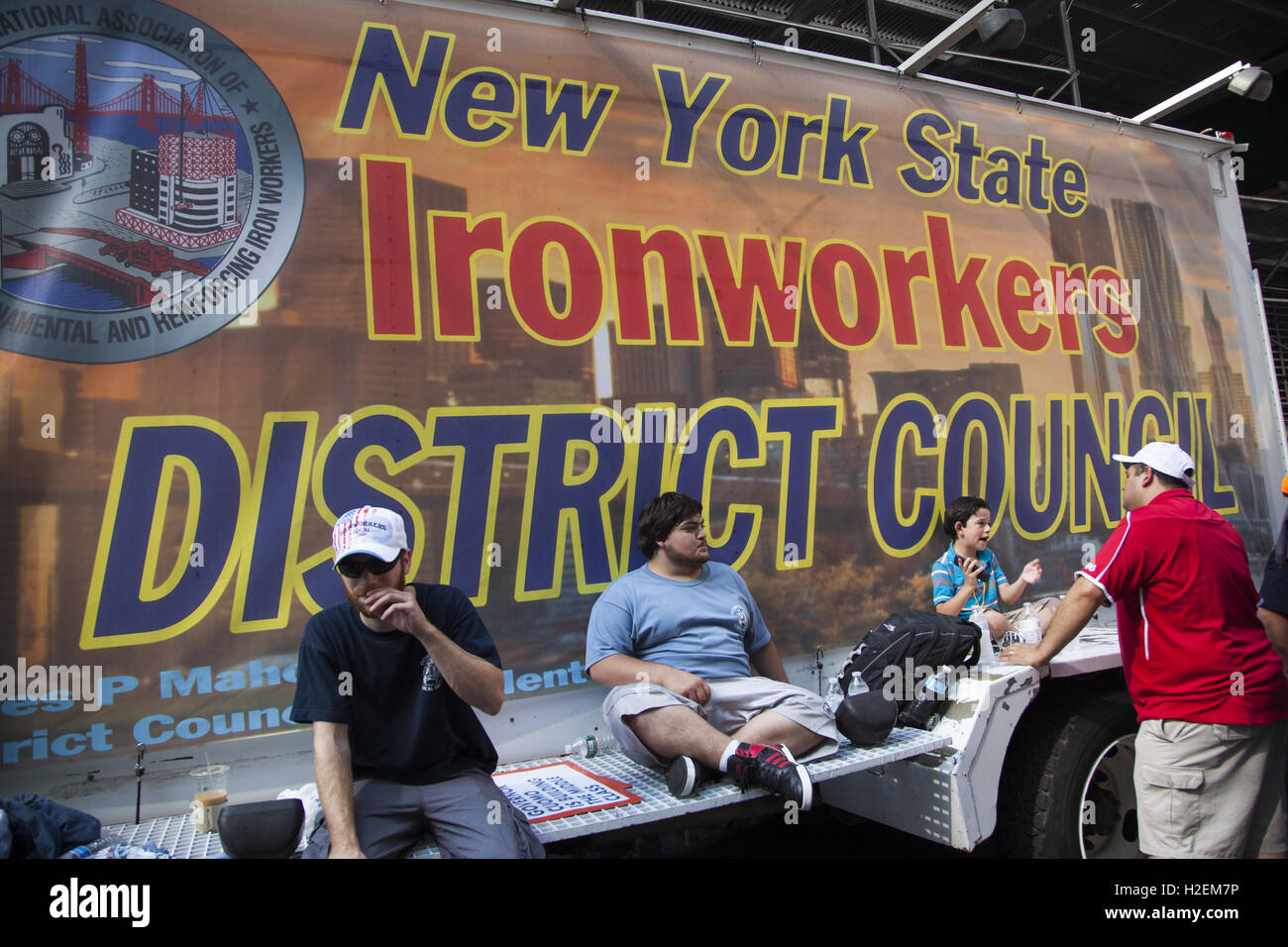 Labor Day Parade.  Ironworkers warten, mit ihrem Schwimmer entlang der 5th Avenue in New York City zu marschieren. Stockfoto