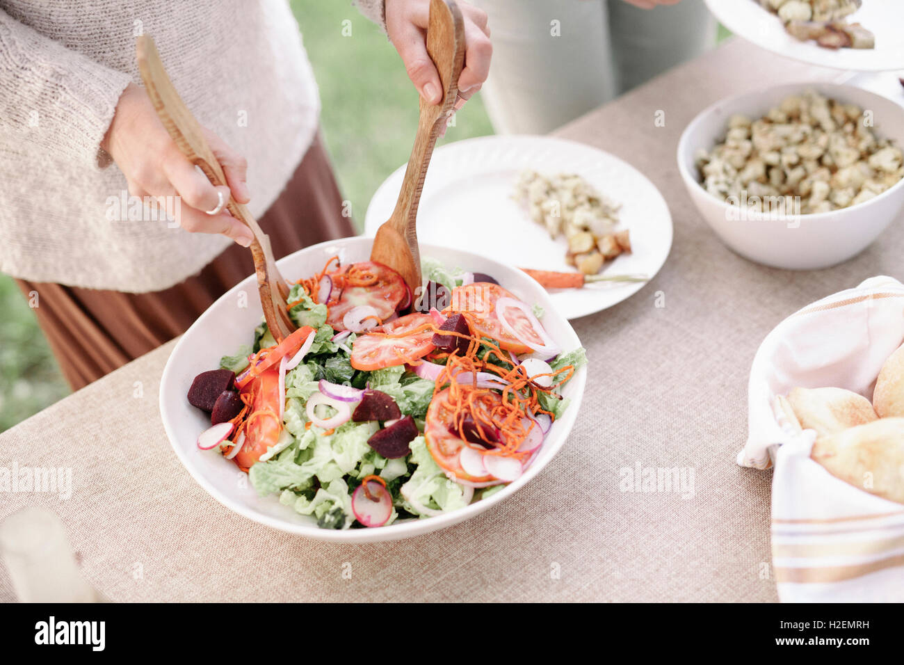 Große Schüssel Salat auf einem Tisch auf einer Gartenparty. Stockfoto