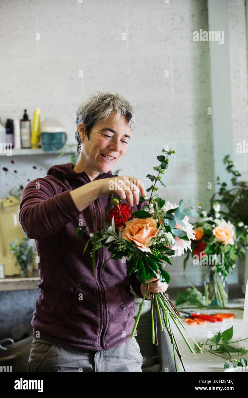 Bio Blumenarrangements. Eine Frau, einen Hand gebunden Blumenstrauß erstellen. Stockfoto