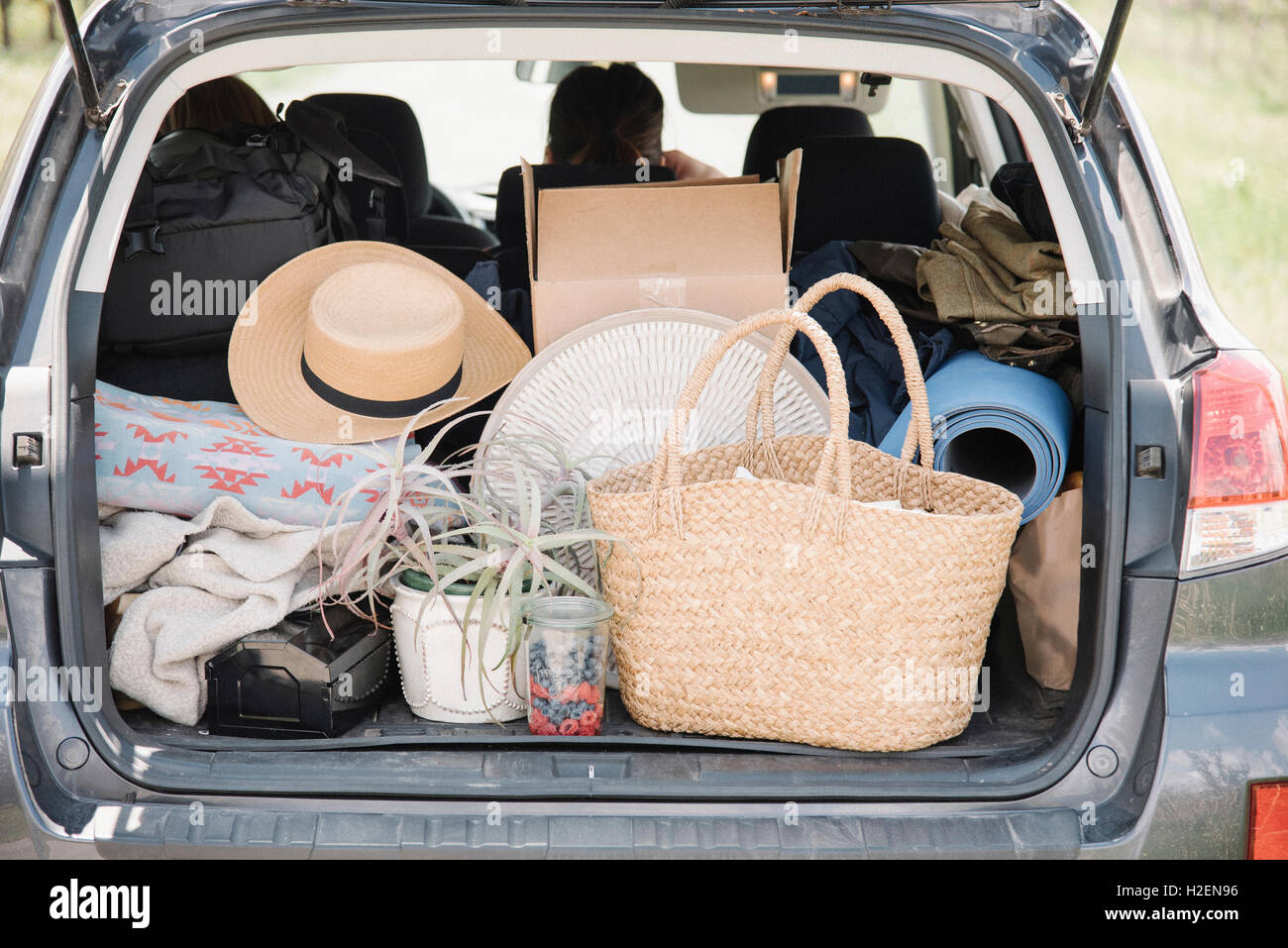 Rucksäcke Und Taschen Im Kofferraum Des Autos Stockfoto - Bild von borduhr,  umgebung: 214842262
