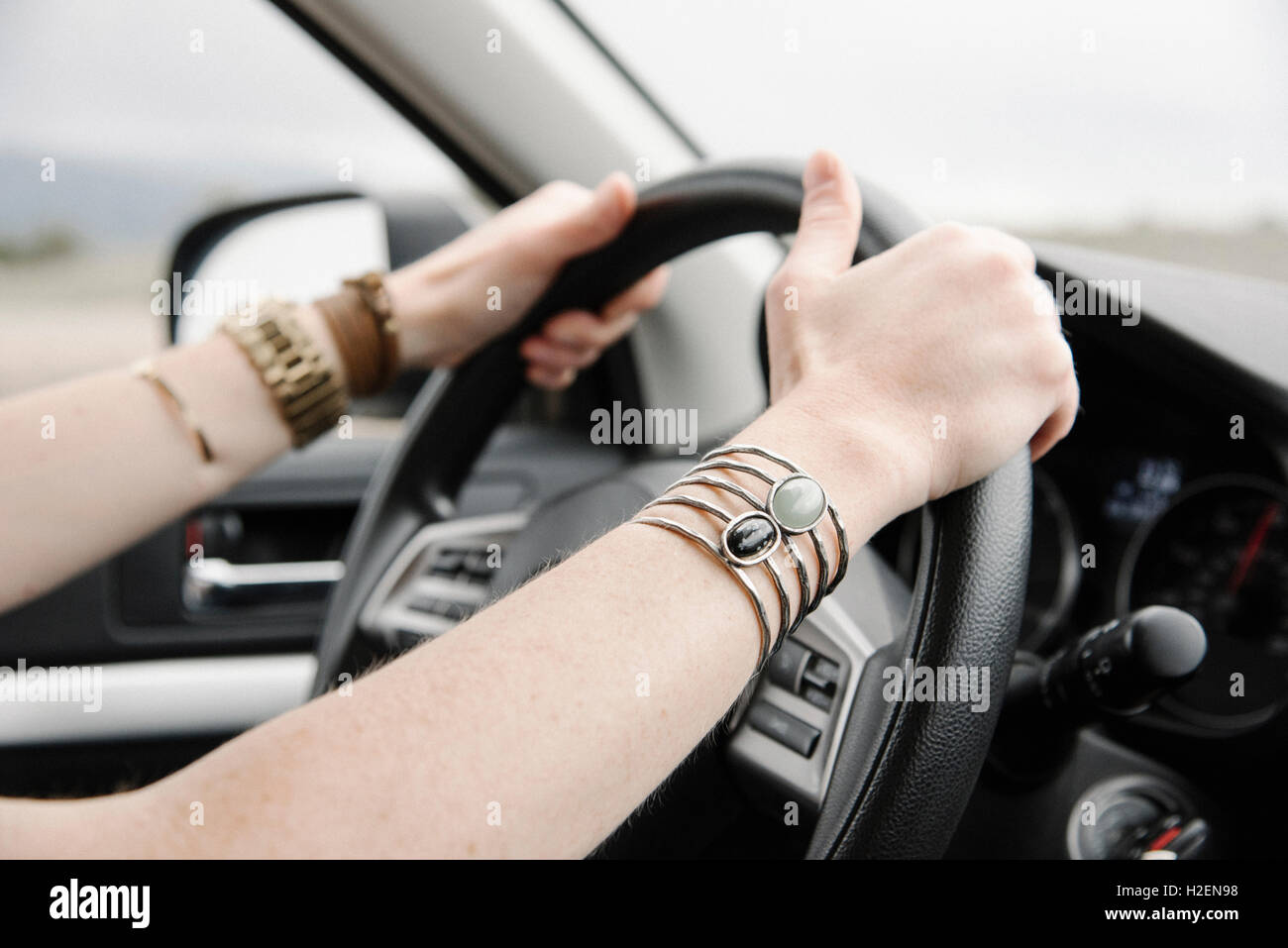 Eine Frau mit ihr die Hände auf das Antriebsrad. Stockfoto
