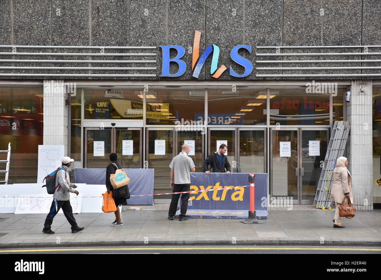 Wood Green, London, UK. 27. September 2016. BHS Wood Green, eines der letzten Shops zu schließen, Wiedereröffnung als Poundworld Extra. Stockfoto