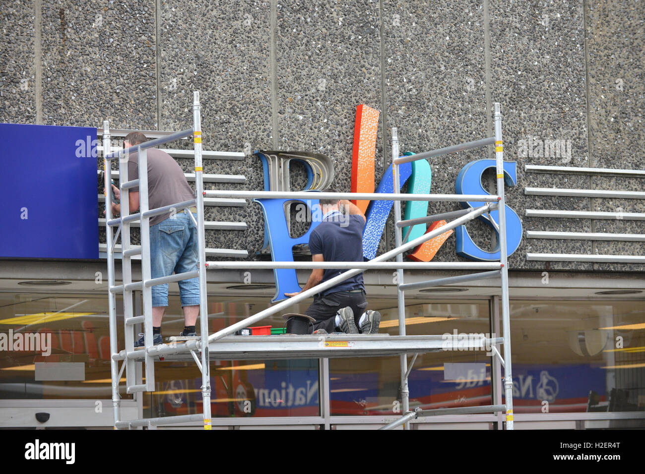 Wood Green, London, UK. 27. September 2016. BHS Wood Green, eines der letzten Shops zu schließen, Wiedereröffnung als Poundworld Extra. Stockfoto